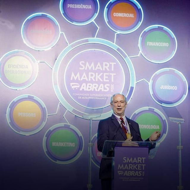 Ciro Gomes fala para plateia lotada no Smart Market ABRAS 2024
